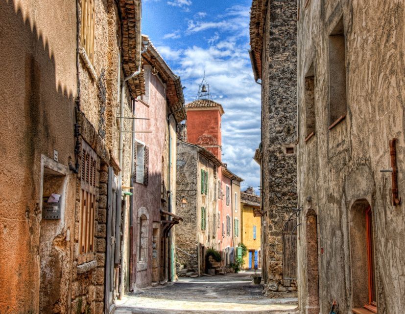 🏰 Le Village de Sillans-la-Cascade : Charme et authenticité